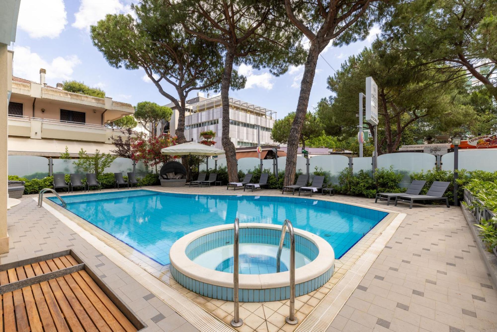 Hotel Adriatica Con Piscina Riccione Exterior photo